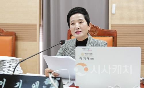 [크기변환]사본 -사진1_이기애 의원이 제259회 아산시의회 제1차 정례회 중 행정사무감사를 펼치고 있다..jpg