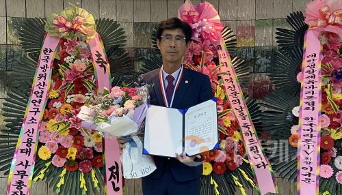 [크기변환]사본 -사진2_홍순철 의원 의정대상 수상 사진.jpg