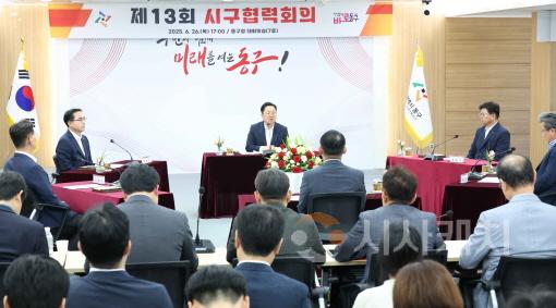 [크기변환]1. 머리 맞댄 대전시-자치구 13번째 행보 트램복지체육 등 11개 현안 협력 논의2.jpg