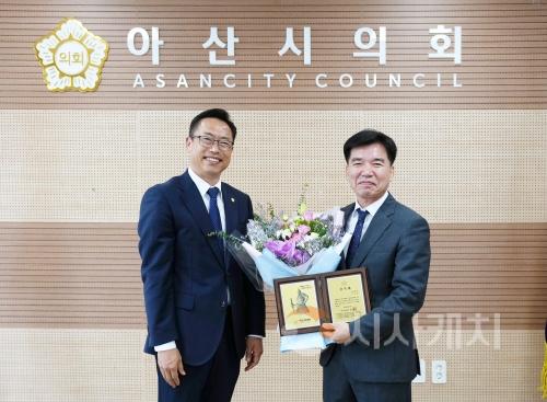 f_사진1_아산시의회 홍성표 의장이 조일교 부시장에게 감사패를 증정했다.jpg