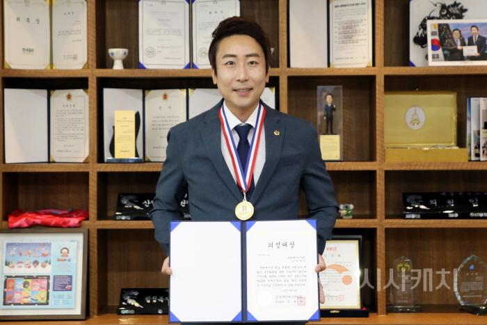[크기변환]사본 -(20250630) 제22회 지역신문의 날 의정대상(임채성).jpg