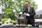 f_사진1_아산시의회 의원들이 헌화 및 분향하고 있다.jpg