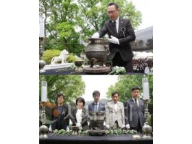 f_사진1_아산시의회 의원들이 헌화 및 분향하고 있다.jpg