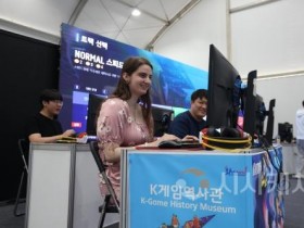 f_1. 지난 5일 문화체육관광부 K-인플루언서  코리아넷 명예기자단이 ‘2025 천안 K-컬처박람회’ 게임 산업전시관에서 카트라이더 게임을 체험하고 있다..JPG