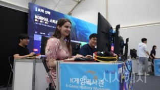 f_1. 지난 5일 문화체육관광부 K-인플루언서  코리아넷 명예기자단이 ‘2025 천안 K-컬처박람회’ 게임 산업전시관에서 카트라이더 게임을 체험하고 있다..JPG