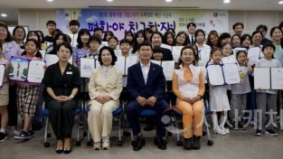 [크기변환]사본 -사진4. 시상식 참가자들의 단체 기념 촬영 모습.jpg