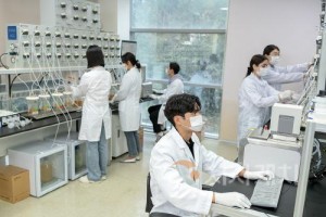 [크기변환]순천향대 의생명융합학부 연구실에서 실험실습을 진행하는 모습-Final.jpg