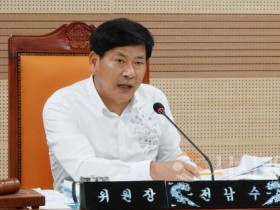 [크기변환]사본 -사진1_전남수 의원이 제259회 아산시의회 제1차 정례회 중 행정사무감사를 펼치고 있다.jpg