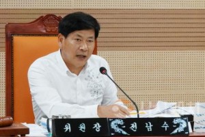 [크기변환]사본 -사진1_전남수 의원이 제259회 아산시의회 제1차 정례회 중 행정사무감사를 펼치고 있다.jpg
