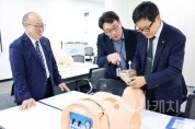[크기변환]사본 -순천향대 송병국 총장(오른쪽)이 분당서울대병원 헬스케어혁신파크 SMART 시뮬레이션센터에서 최첨단 의료기기 실습을 체험하고 있다..jpg