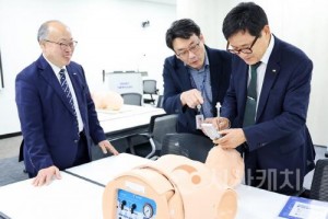 [크기변환]사본 -순천향대 송병국 총장(오른쪽)이 분당서울대병원 헬스케어혁신파크 SMART 시뮬레이션센터에서 최첨단 의료기기 실습을 체험하고 있다..jpg