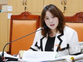 [크기변환]사본 -사진1_박효진 의원이 제259회 아산시의회 제1차 정례회 중 행정사무감사를 펼치고 있다..jpg