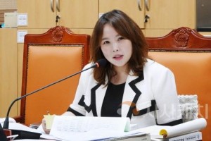 [크기변환]사본 -사진1_박효진 의원이 제259회 아산시의회 제1차 정례회 중 행정사무감사를 펼치고 있다..jpg