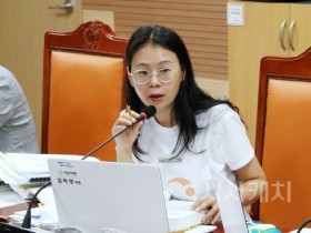 f_사진1_김미영 의원이 제259회 아산시의회 제1차 정례회 중 행정사무감사를 펼치고 있다.jpg