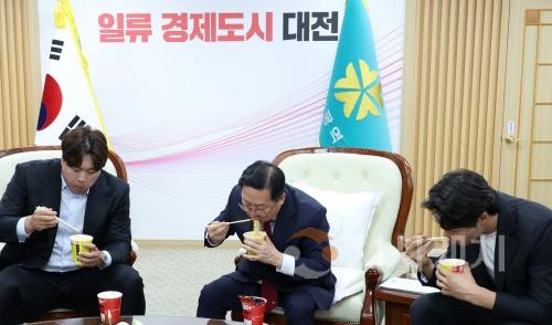 f_류현진·오상욱·꿈씨패밀리 대전의 대표 얼굴(꿈돌이컵라면 시식).jpg