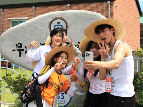 f_1. 무녀도 초등학교 앞에서 숏폼팀이 촬영하고 있다.jpg
