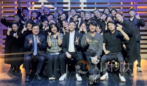 f_사진1 세계적 극단인 ‘사계(四季)’의 공연 제작 책임자 히라노 마코토(平野真登) PD가 순천향대 공연영상학과 방문 일정을 소화하고 기념촬영을 진행하고 있다..jpg