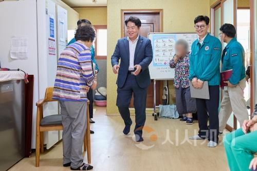 f_1. 오세현 시장, 폭염 대응 총력… 무더위쉼터 현장 살펴 (1).jpg