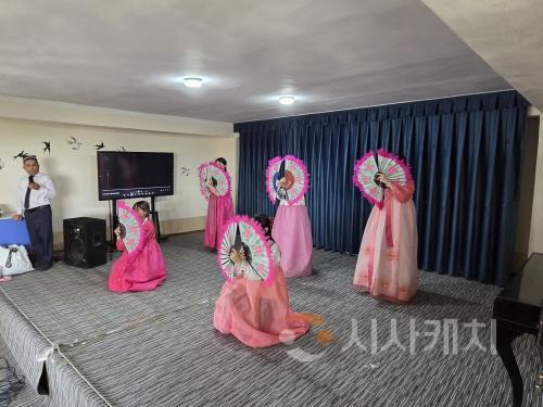 f_2. 문화교류 부채춤 공연을 진행 중이다..jpg