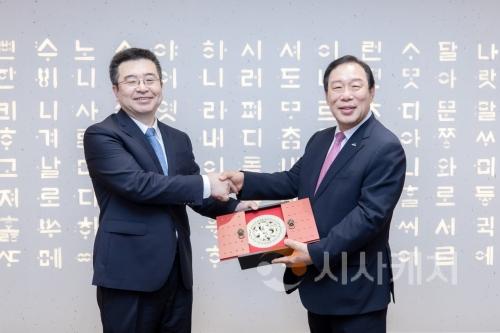 f_중국 산시성 대표단 방문_왼쪽부터 천춘지앙 부성장, 최민호 세종시장(대외협력담당관).jpg