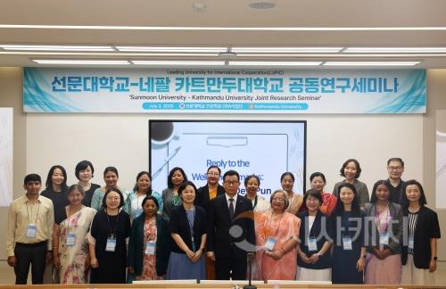 f_사진 1. 선문대-네팔 카트만두대 공동연구 세미나 참석자 단체 사진.jpg
