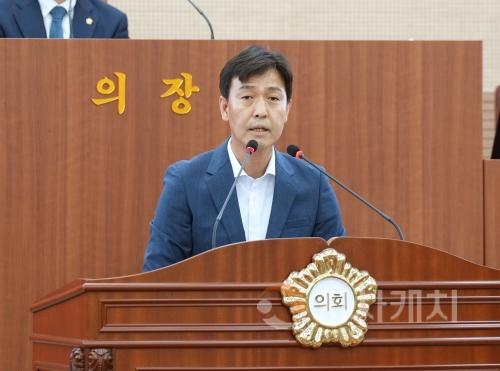 f_사진1_명노봉 의원이 결의안 제안 설명하고 있다(1).jpg