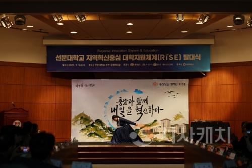 f_사진 1. 김소영 작가가 서예 캘라그라피 축하공연을 하고 있다.jpg