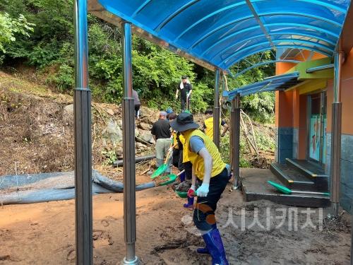 f_1. 천안교육지원청, 관내 학교 수해복구 자원봉사 펼쳐(2).jpg
