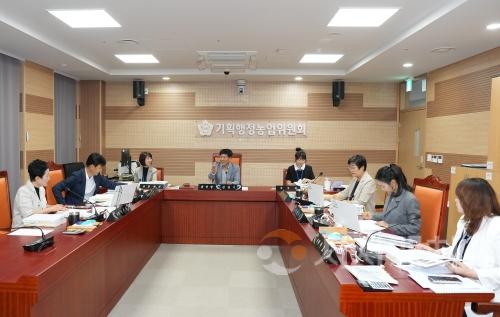 f_기획행정농업위원회는 제260회 임시회 중 주요업무 추진상황 보고를 청취하고 있다_1.jpg