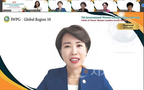 [크기변환]사본 -2. 김화정 글로벌 10국장이 인사말을 하고 있다..jpg