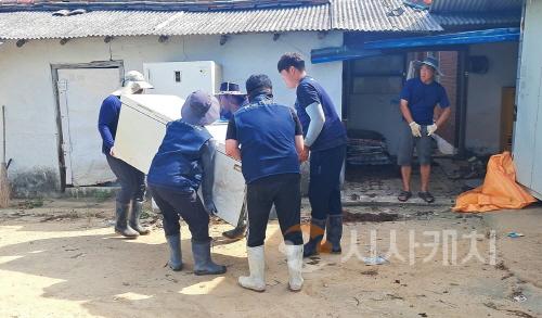 [크기변환]사본 -250723 충남도의회 사무처, 농수산위원회 수해마을 복구 지원 (4).jpg