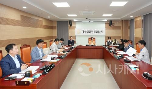 f_사진1_예산결산특별위원회가 제1회 추경예산안을 심사하고 있다.jpg