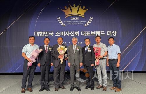 [크기변환]사본 -대한민국_소비자신뢰_대표브랜드_대상_청풍명월_골드_수상.jpg
