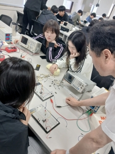 f_사진 1. 선문대 오인열 교수가 반도체 설계 교육을 하고 있다.jpg