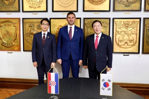 f_왼쪽부터 이승범 주크로아티아 대한민국대사, 토미슬라브슈타 스플리트 시장, 최민호 시장.jpg