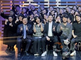 f_사진1 세계적 극단인 ‘사계(四季)’의 공연 제작 책임자 히라노 마코토(平野真登) PD가 순천향대 공연영상학과 방문 일정을 소화하고 기념촬영을 진행하고 있다..jpg