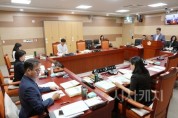 f_건설도시위원회는 제260회 임시회 중 주요업무 추진상황 보고를 청취하고 있다_1.jpg