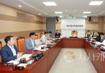 f_사진1_예산결산특별위원회가 제1회 추경예산안을 심사하고 있다.jpg