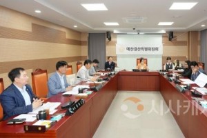 f_사진1_예산결산특별위원회가 제1회 추경예산안을 심사하고 있다.jpg