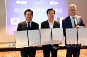[크기변환]유럽2개사 투자협약식_김석필 천안부시장_김태흠 충남도지사_매트 체레바티 유미코아 수석 부사장.JPG