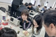f_사진 1. 선문대 오인열 교수가 반도체 설계 교육을 하고 있다.jpg