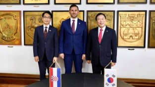 f_왼쪽부터 이승범 주크로아티아 대한민국대사, 토미슬라브슈타 스플리트 시장, 최민호 시장.jpg