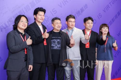 f_사진1.왼쪽 두 번째부터 디엔디라인 도광섭 총괄대표, 보차이미디어 리롄 대표, 동념달 도광일 대표, 디엔디라인 이상현 COO가 행사장 포토월 앞에서 나란히 포즈를 취하고 있다..jpg