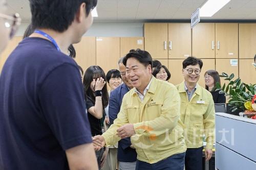 [크기변환]3. 오세현 아산시장, 수해피해 대응에 헌신한 전 직원 격려 (3).jpg