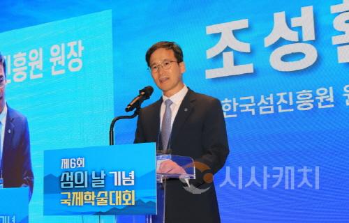 [크기변환][크기변환]사본 -3. 조성환 원장이 개회사를 하고 있다.jpg