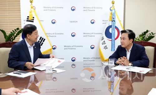 [크기변환]김태흠_충남도지사_구윤철_경제부총리_사진_(3).JPG