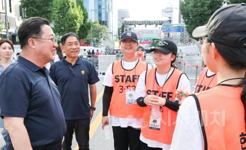 [크기변환]사본 -이장우 시장, 시민들과 시간여행 퍼레이드 감상4.jpg