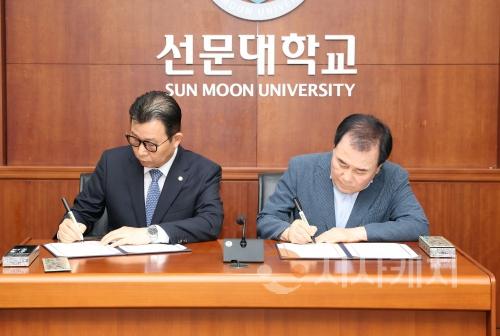 f_사진 1. 문성제 총장(좌)과 김지철 교육감(우)이 협약서에 서명하고 있다.jpg