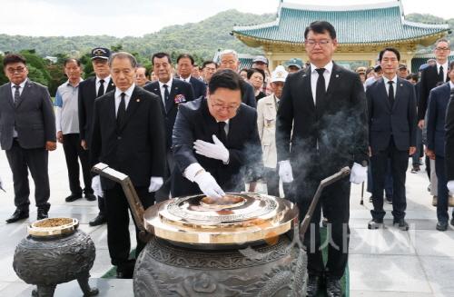 [크기변환][크기변환]2. 이장우 대전시장 국립대전현충원 방문3.jpg