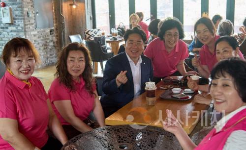 [크기변환]사본 -2. 아산시여성단체협의회, 사랑나눔 일일찻집 운영 (3).jpg